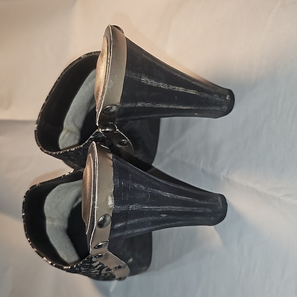 Cindy says, Black Heeled Clogs - Picture 4 of 8